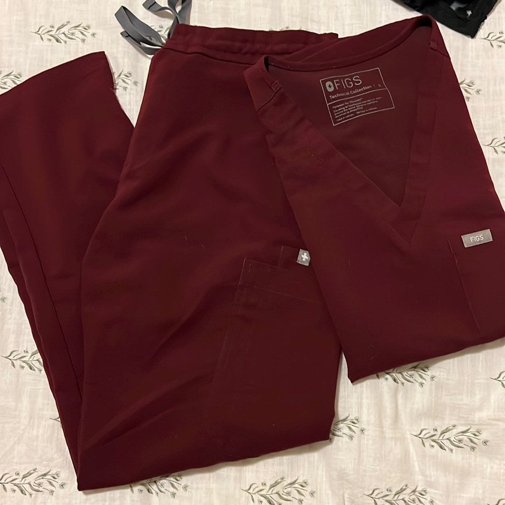 Maroon FIGS set